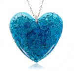 Colier cu pandantiv în formă de inimă, din rășină epoxidică transparentă cu pigment în nuanțe de albastru azuriu, albastru baby blue, bijuterie handmade unicat, cadou ziua îndrăgostiților