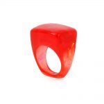 inel din rășină pătrat roșu rubiniu cu reflexii aurii