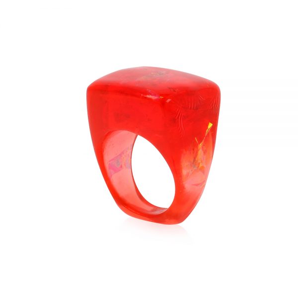 inel din rășină pătrat roșu rubiniu cu reflexii aurii