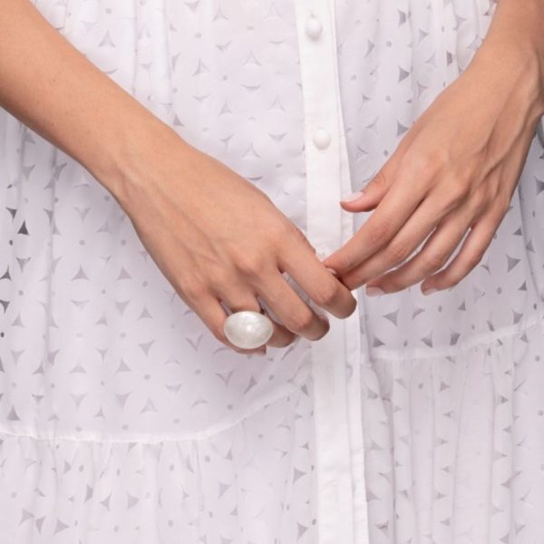Inel geometric, Inel rotund mare, inel alb, inel crem perlat, inel reglabil, inel inox, inel statement, inel handmade, inel minimalist, inel oversized, inel mare alb, inel statement, inel design, inel glamour, inel fashion, bijuterii minimaliste